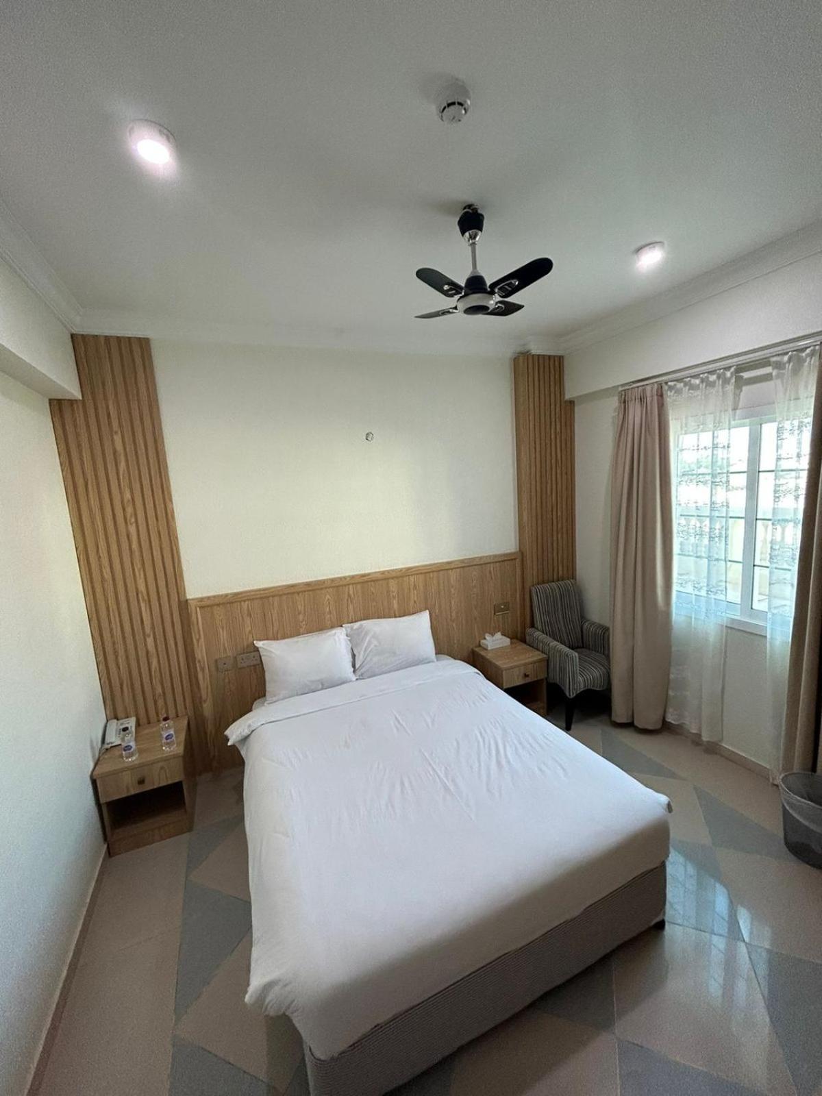 Safari Hotel Низва Екстериор снимка