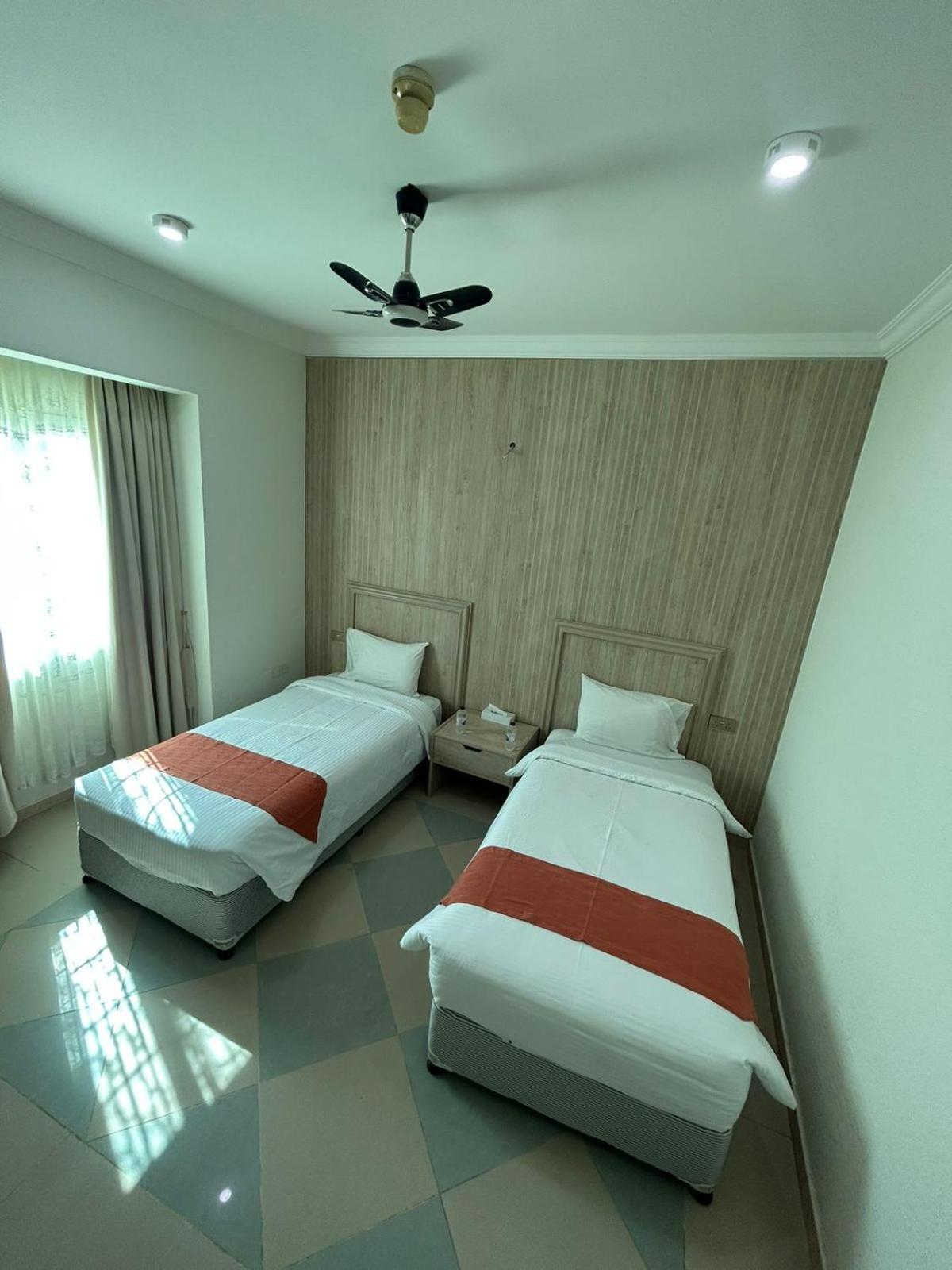 Safari Hotel Низва Екстериор снимка