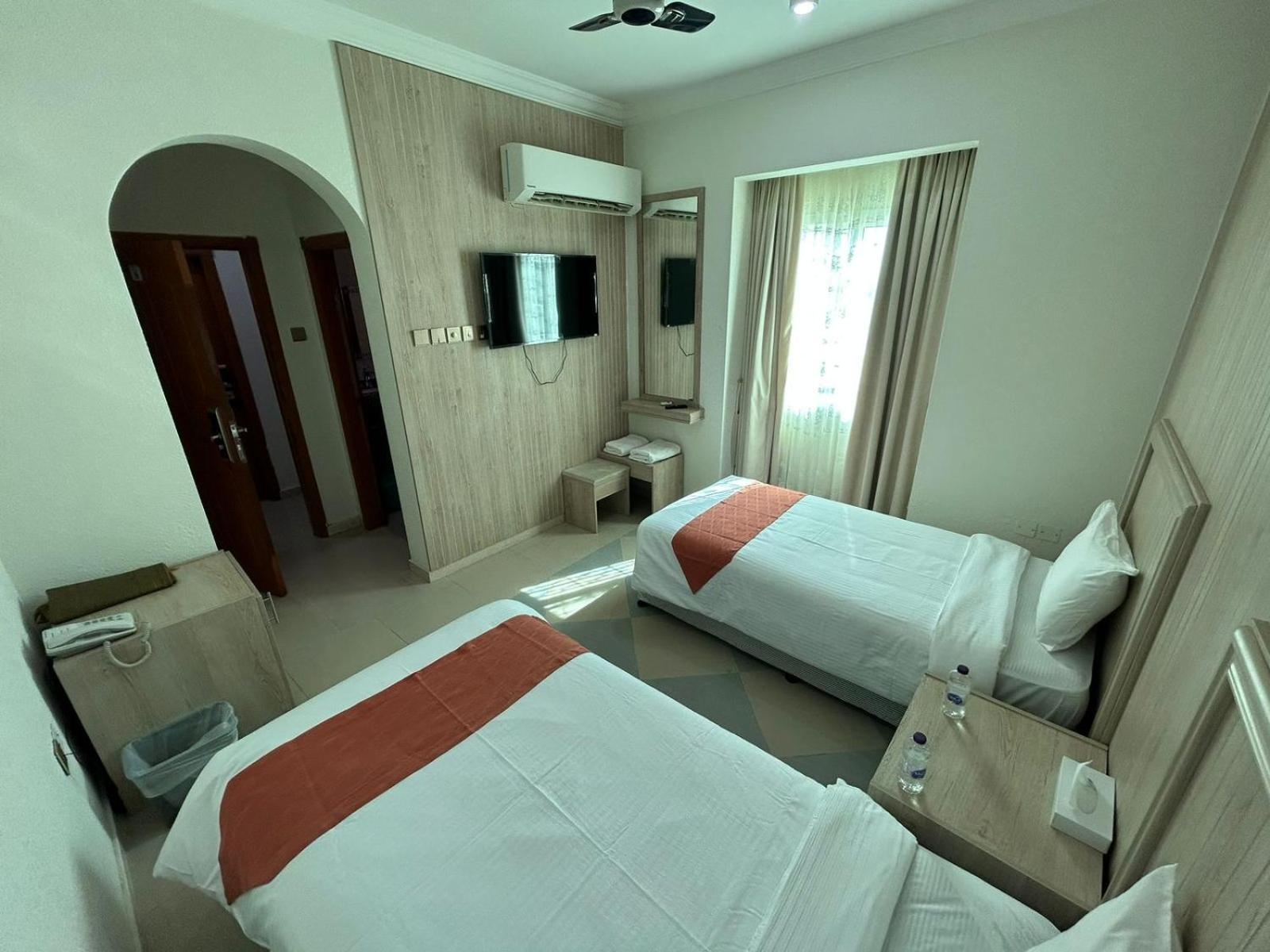 Safari Hotel Низва Екстериор снимка