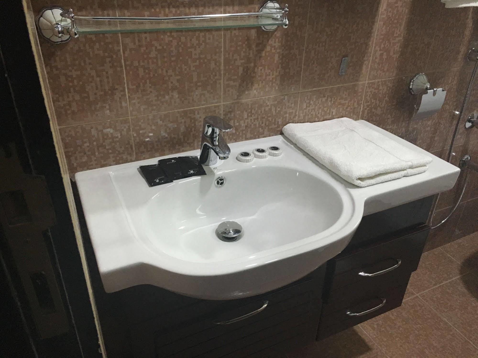 Safari Hotel Низва Екстериор снимка